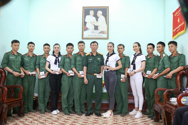 Sách quý truyền cảm hứng tới các cán bộ chiến sĩ trên Quần đảo Thổ Chu ảnh 1