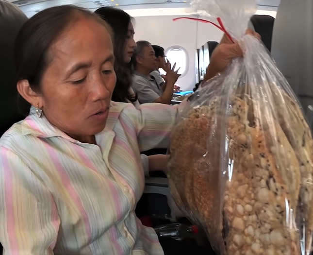 Bà Tân Vlog tuyên bố 'Bà làm YouTube bà thiếu gì tiền' thách thức Trấn Thành ảnh 5