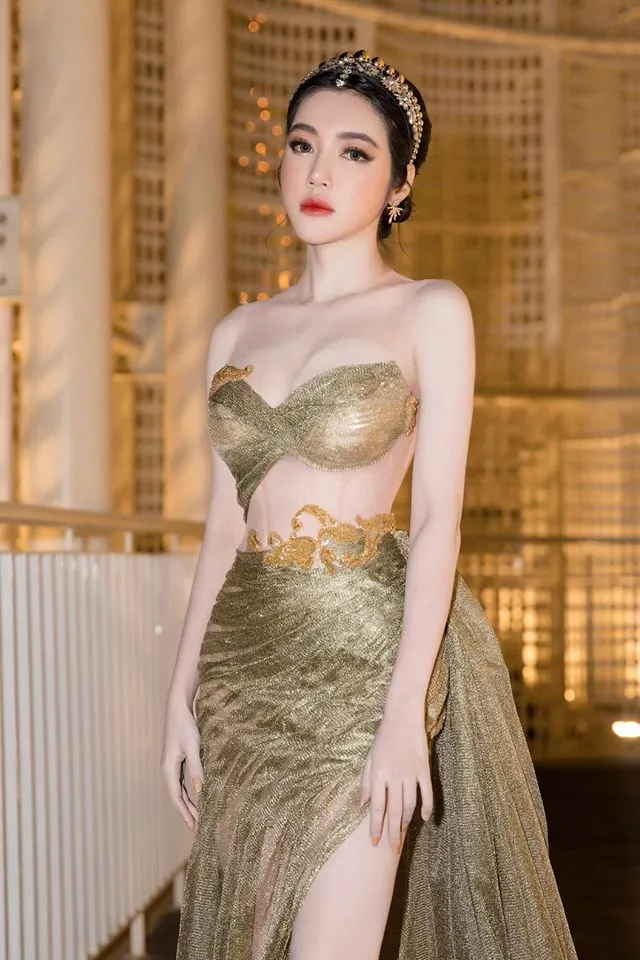 Khoe vòng 1 bốc lửa nhưng Elly Trần lại gây sốc vì ngã gục trên thảm đỏ ảnh 4