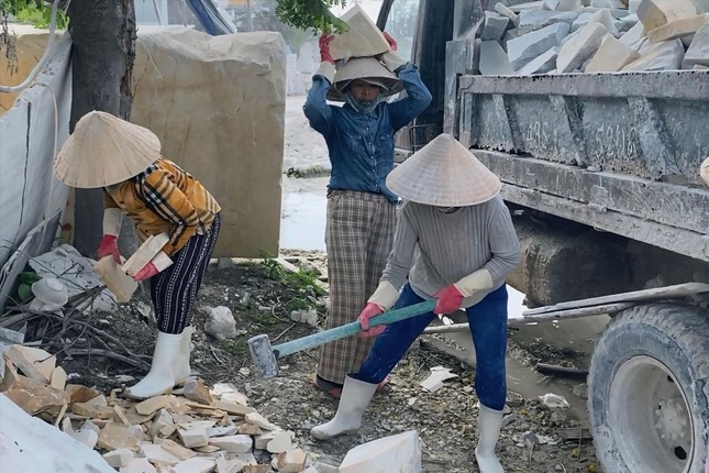 Những người đàn bà đục tượng ảnh 3