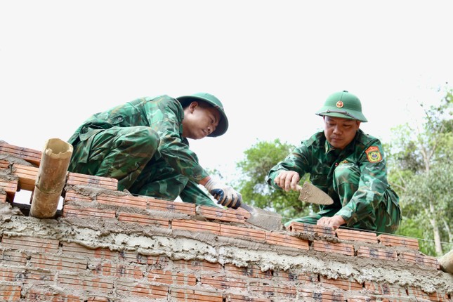 Chuyện xóa nhà tạm ở vùng cao - Bài 5: Bộ đội vào vai thợ xây ảnh 2