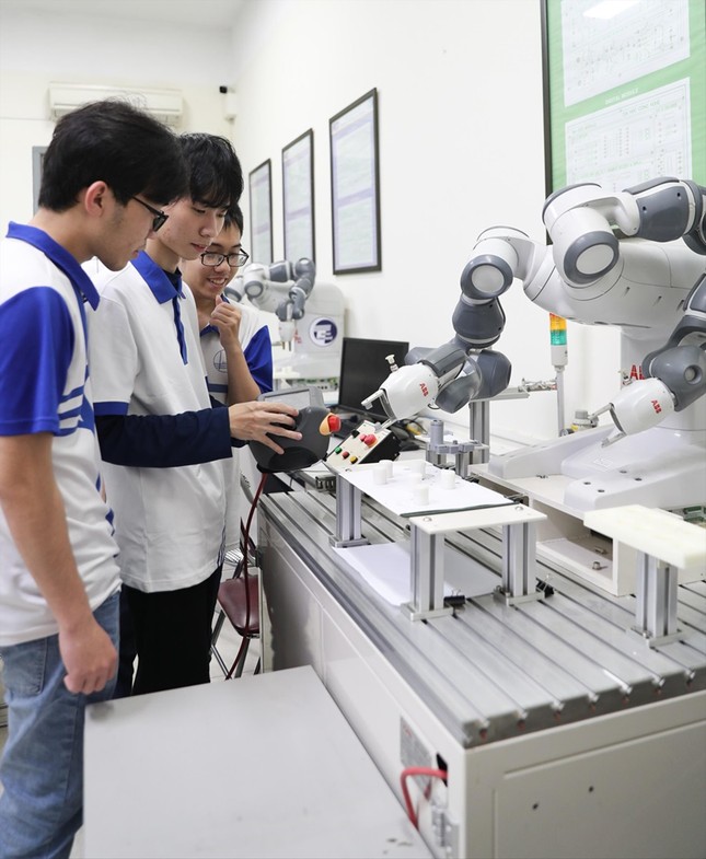 Tuyển sinh Đại học 2025: Lưu ý khi xét tuyển nhóm ngành vi mạch bán dẫn ảnh 1