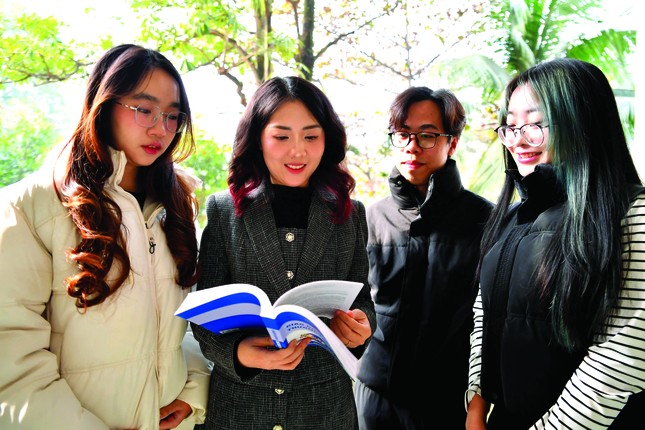 Ngọc nữ khoa học ảnh 2