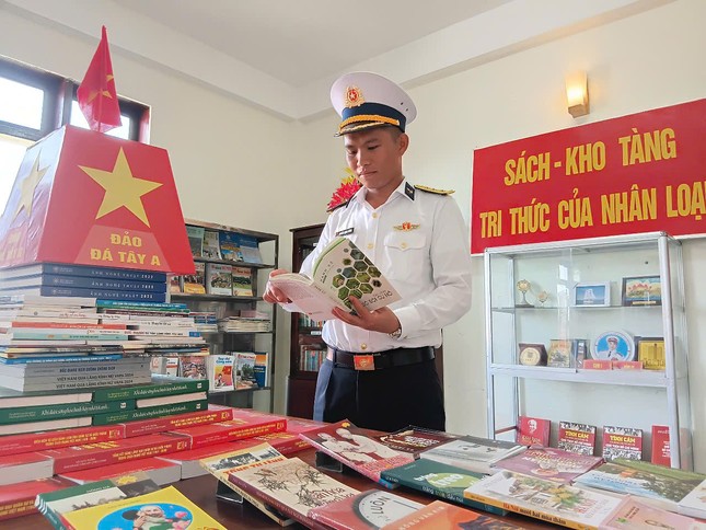 Ở Trường Sa, sách như cây xanh ảnh 1