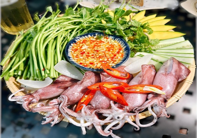 Về phố biển &apos;đu trend&apos; cuốn mực tươi rau muống ảnh 1