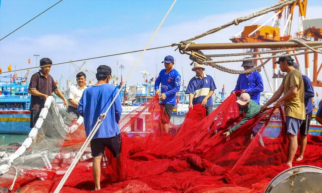 Vẫn dọc ngang từng mét nước chủ quyền - Bài 2 : Sát cánh giữa biển khơi ảnh 1