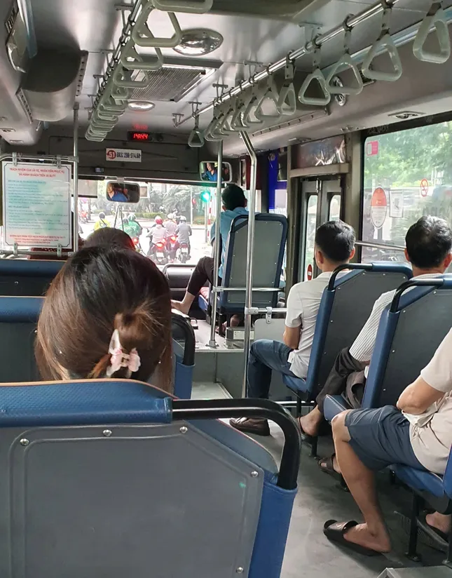 Xe buýt và những kẽo kẹt dịu dàng ảnh 2