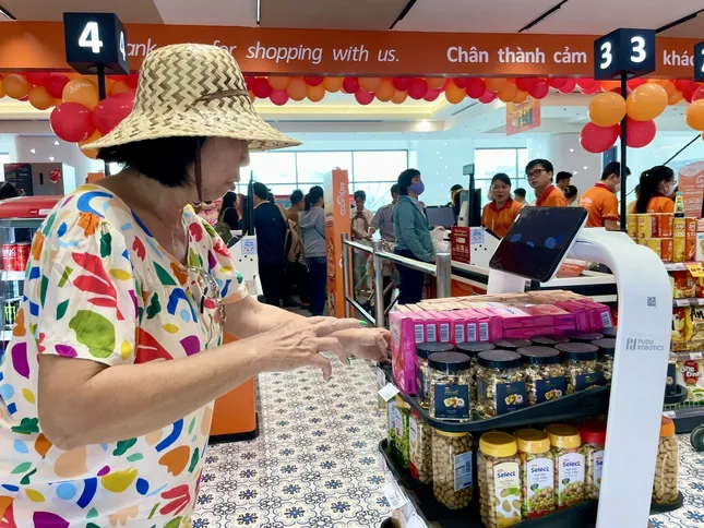 AI tiến sâu vào doanh nghiệp: 'Nhân viên siêu thị' robot ảnh 1