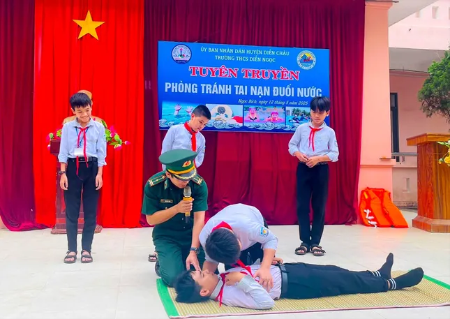Trả lại &apos;khoảng trời&apos; cho trẻ thơ - Bài 4: Những chiều hè ám ảnh ảnh 2