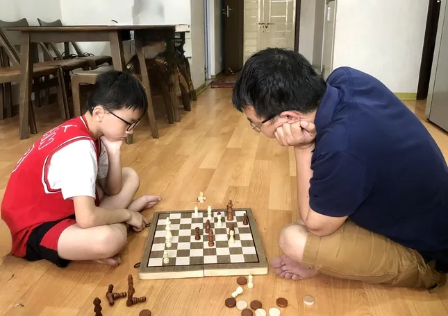 &apos;Bảo mẫu&apos; số - Bài 1: Lệ thuộc thiết bị điện tử quá sớm ảnh 1