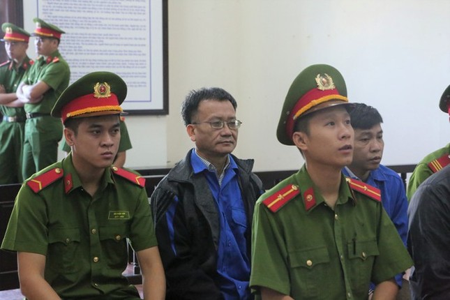 Hai bị cáo vụ gian lận thi ở Hòa Bình được giảm án ảnh 1