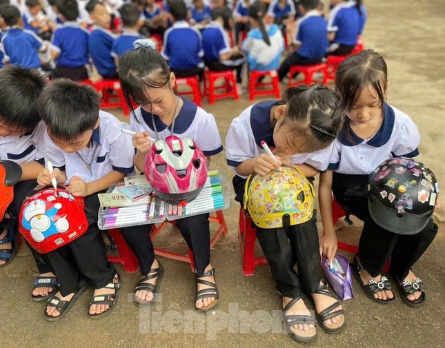 Sáng tạo, trang trí mũ bảo hiểm, nón lá ảnh 3