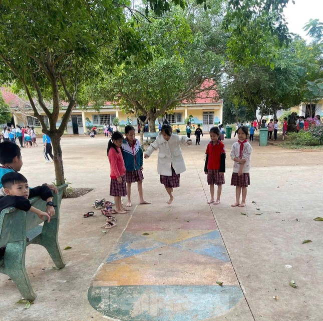 Sáng tạo, trang trí mũ bảo hiểm, nón lá ảnh 4