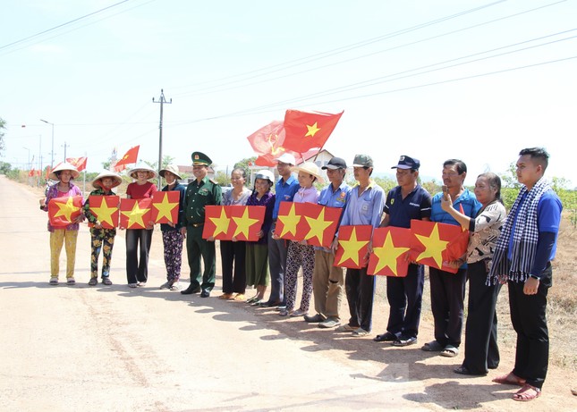 Nghĩa tình ‘tháng ba biên giới’ tại Đắk Lắk ảnh 10