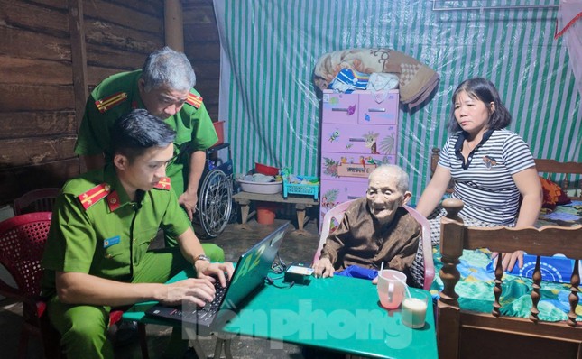 Công an Đắk Nông đến tận nhà thu mẫu ADN thân nhân liệt sĩ chưa xác định danh tính ảnh 1