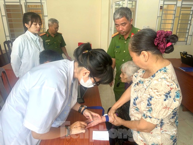 Công an Đắk Nông đến tận nhà thu mẫu ADN thân nhân liệt sĩ chưa xác định danh tính ảnh 2
