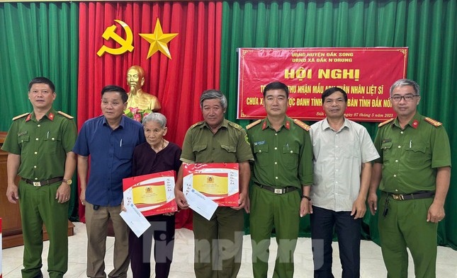 Công an Đắk Nông đến tận nhà thu mẫu ADN thân nhân liệt sĩ chưa xác định danh tính ảnh 3