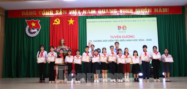 Thiếu nhi Đắk Lắk đoàn kết giúp bạn đến trường ảnh 2