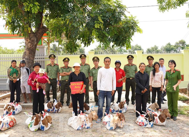 Tuổi trẻ công an trao sinh kế giúp bà con ổn định cuộc sống ảnh 2