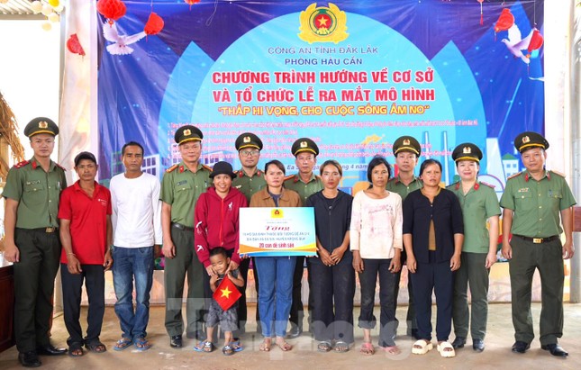 Tuổi trẻ công an trao sinh kế giúp bà con ổn định cuộc sống ảnh 1