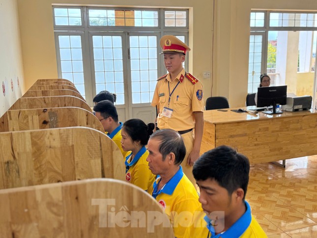 202 học viên tham gia kỳ sát hạch lái xe đầu tiên do Công an tỉnh Đắk Lắk tổ chức ảnh 3