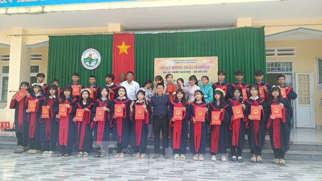 Sinh viên Đắk Lắk trải nghiệm và hội nhập ảnh 7