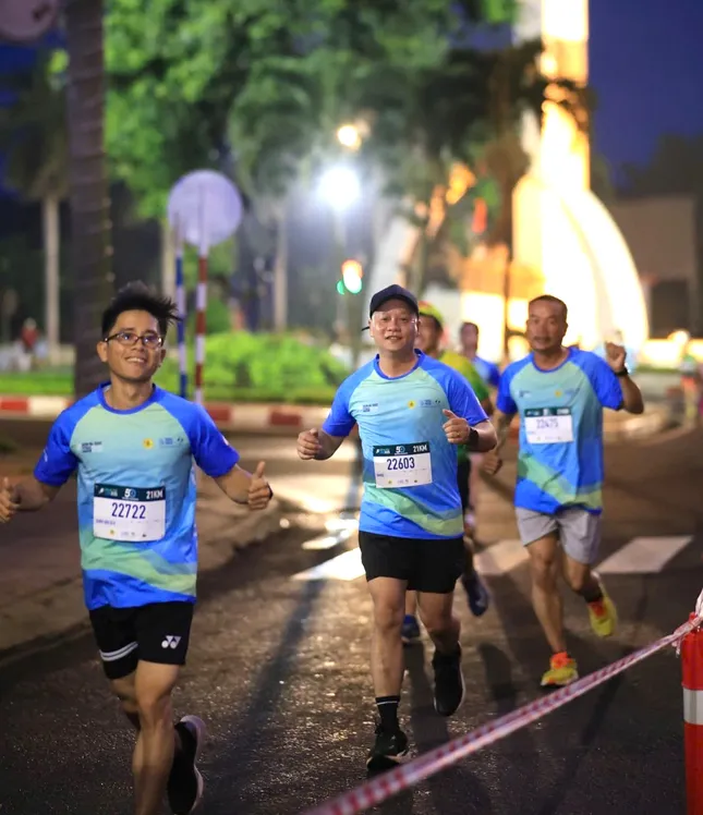 Trích 300 triệu đồng từ giải chạy bộ ủng hộ chương trình xóa nhà tạm, nhà dột nát ảnh 7
