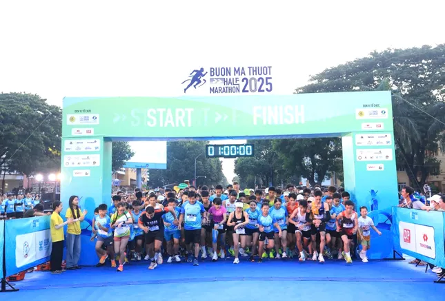 Trích 300 triệu đồng từ giải chạy bộ ủng hộ chương trình xóa nhà tạm, nhà dột nát ảnh 1