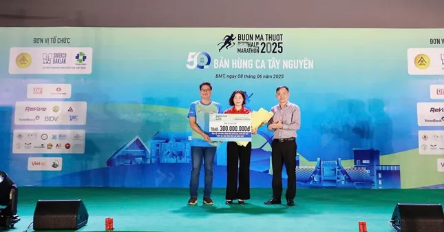 Trích 300 triệu đồng từ giải chạy bộ ủng hộ chương trình xóa nhà tạm, nhà dột nát ảnh 4