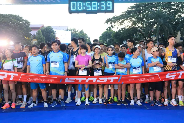 Trích 300 triệu đồng từ giải chạy bộ ủng hộ chương trình xóa nhà tạm, nhà dột nát ảnh 8