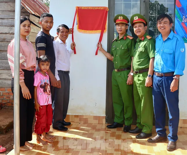 Tuổi trẻ công an Đắk Lắk hành quân xanh về vùng đất khó ảnh 4