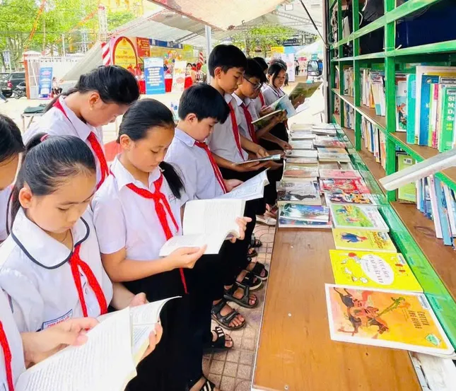 Hai giáo viên Đắk Lắk được nhận Giải thưởng Cánh én hồng năm 2025 toàn quốc ảnh 2