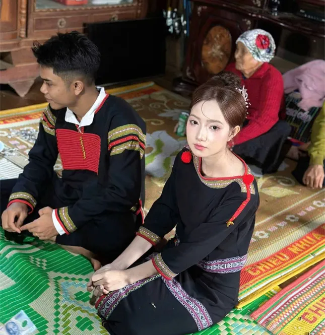 Nhan sắc cô gái Ê đê trong lễ ăn hỏi &apos;đốn tim&apos; cộng đồng mạng ảnh 2