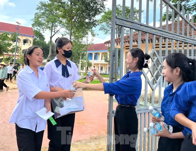 Trên 1.300 tình nguyện viên tham gia hỗ trợ thi tốt nghiệp THPT tại Đắk Lắk ảnh 1