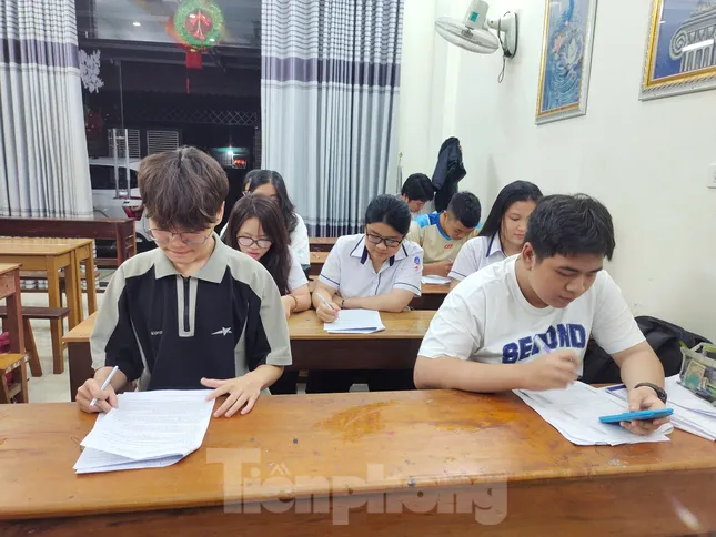 Biệt đội bút chì giúp sĩ tử Đắk Lắk vượt ngàn chông gai ảnh 4