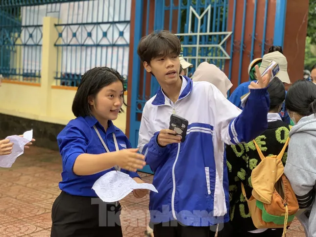 Biệt đội bút chì giúp sĩ tử Đắk Lắk vượt ngàn chông gai ảnh 2