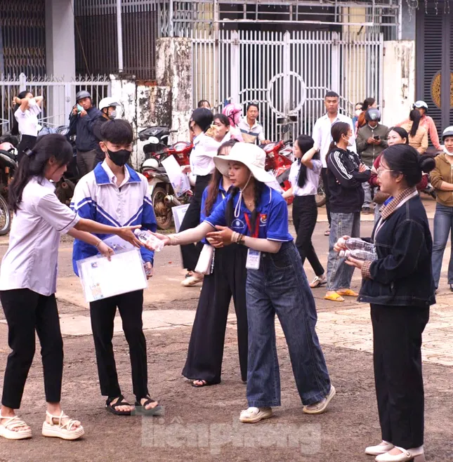 Ấm áp không khí tiếp sức mùa thi ở Đắk Lắk ảnh 8