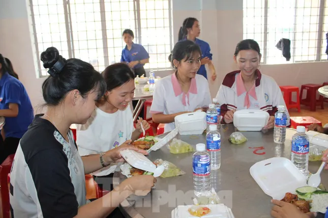 Ấm áp không khí tiếp sức mùa thi ở Đắk Lắk ảnh 4