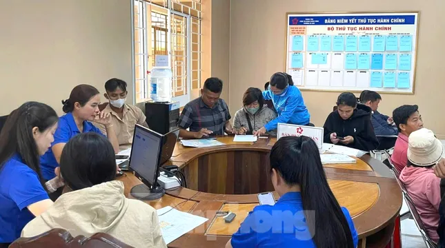 Quà tặng ý nghĩa với công dân đầu tiên hoàn thành thủ tục hành chính ở Đắk Lắk ảnh 3