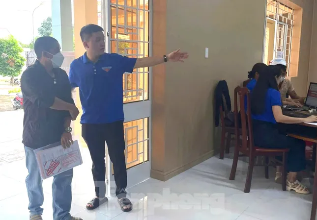 Quà tặng ý nghĩa với công dân đầu tiên hoàn thành thủ tục hành chính ở Đắk Lắk ảnh 4