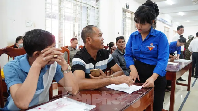 Quà tặng ý nghĩa với công dân đầu tiên hoàn thành thủ tục hành chính ở Đắk Lắk ảnh 2