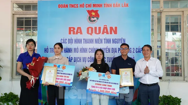 Quà tặng ý nghĩa với công dân đầu tiên hoàn thành thủ tục hành chính ở Đắk Lắk ảnh 1