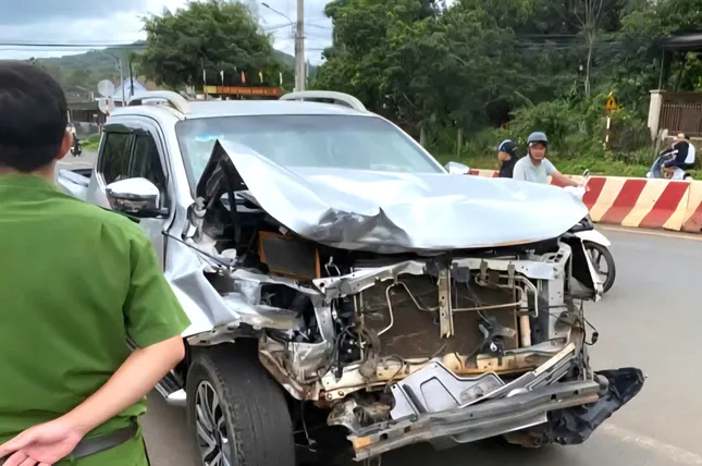 Tài xế ô tô bán tải lái xe rời khỏi hiện trường sau khi gây tai nạn ảnh 1