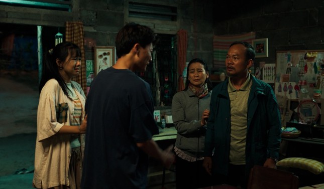 &apos;Lật mặt 8&apos; nhanh chóng cán mốc 100 tỷ đồng dù phim bị chê là bước thụt lùi của Lý Hải ảnh 1