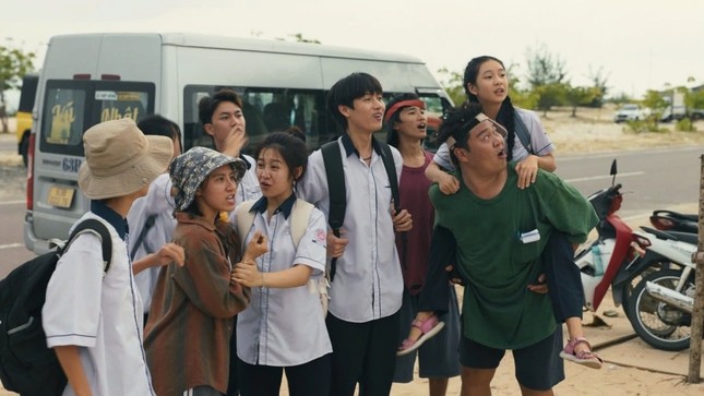 &apos;Lật mặt 8&apos; nhanh chóng cán mốc 100 tỷ đồng dù phim bị chê là bước thụt lùi của Lý Hải ảnh 2