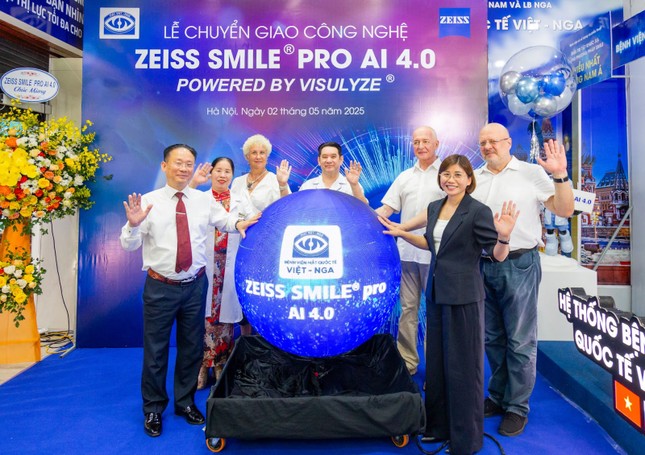 Hệ thống bệnh viện Mắt Quốc tế Việt - Nga tiên phong tiếp nhận chuyển giao công nghệ ZEISS SMILE PRO AI 4.0 ảnh 1