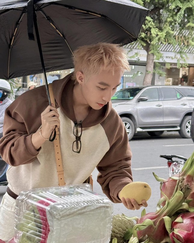 Sơn Tùng đi chợ Bến Thành, nhét xoài, măng cụt vào túi 300 triệu đồng ảnh 4