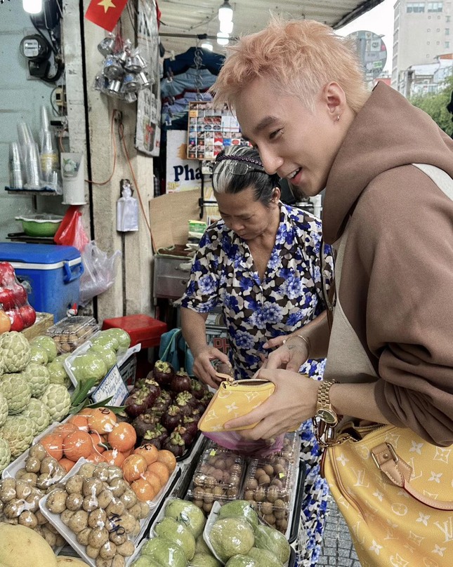 Sơn Tùng đi chợ Bến Thành, nhét xoài, măng cụt vào túi 300 triệu đồng ảnh 1