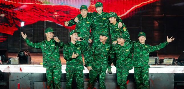 'Mưa lửa' hất văng 'Lật mặt 8' và 'Thám tử Kiên' ảnh 2