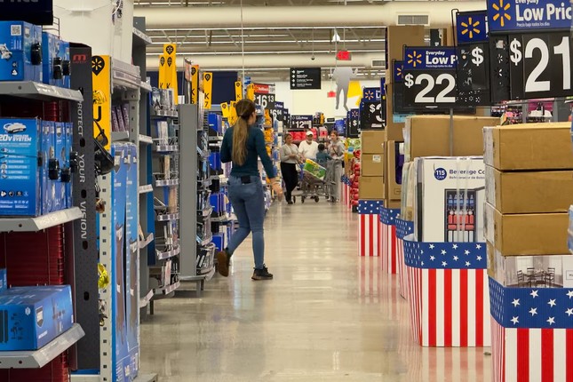 Ông Trump chỉ trích Chủ tịch Cục Dự trữ Liên bang Mỹ, công kích Walmart ảnh 2